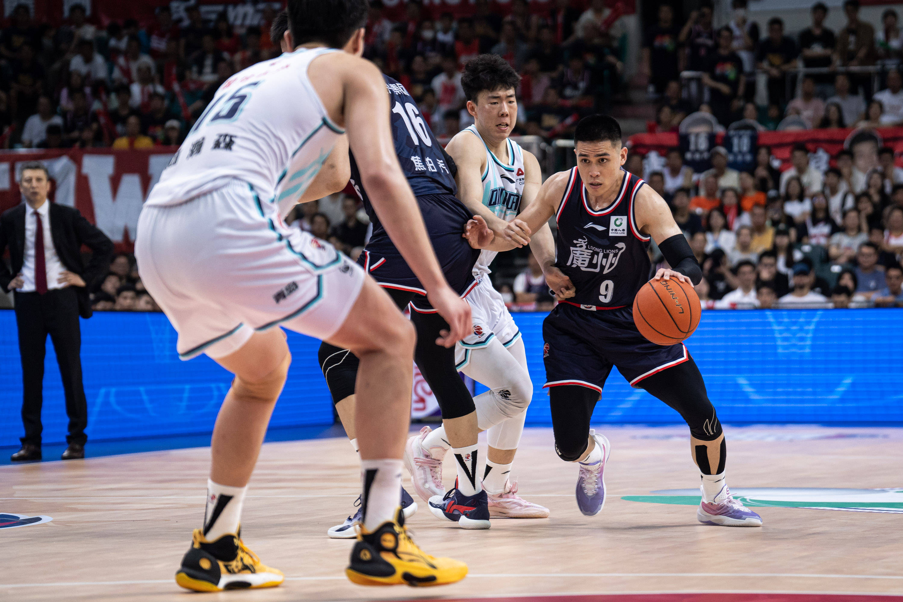 爱游戏app -斯图加特发布备战花絮，集结日造点机会，CBA季后赛任务艰巨，训练强度明显提升 